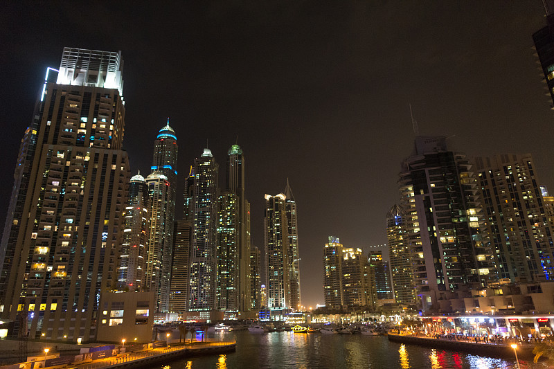 迪拜码头的夜景图片下载