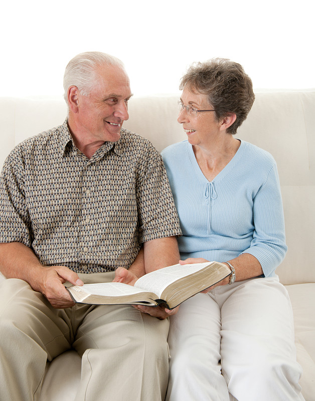学习圣经的老年夫妇图片素材
