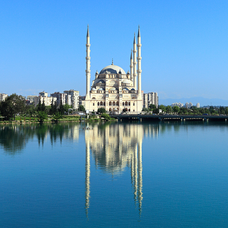 土耳其、阿达纳、萨班奇中央清真寺和赛汗河图片下载