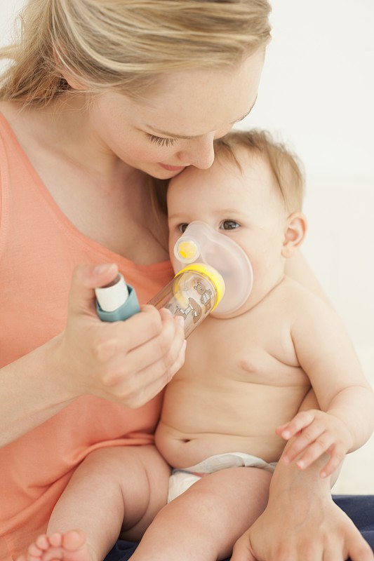婴儿使用吸入器图片下载