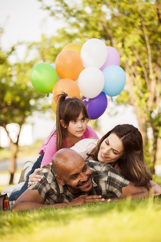 美丽的一家人在野餐时玩气球图片下载