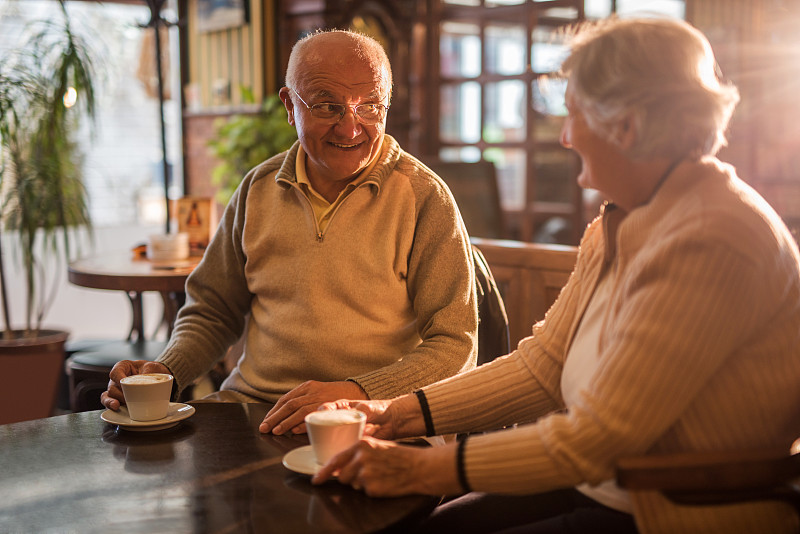 快乐的老夫妇享受在咖啡馆和交流。图片下载