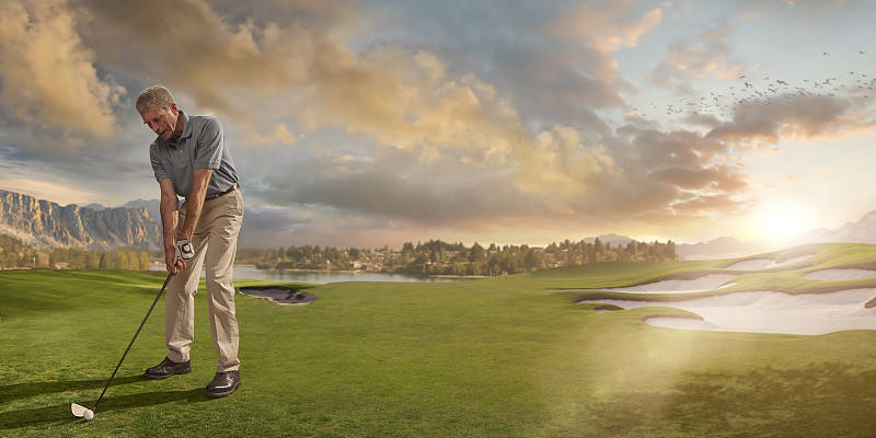高尔夫球手准备打高尔夫球场在日落图片下载