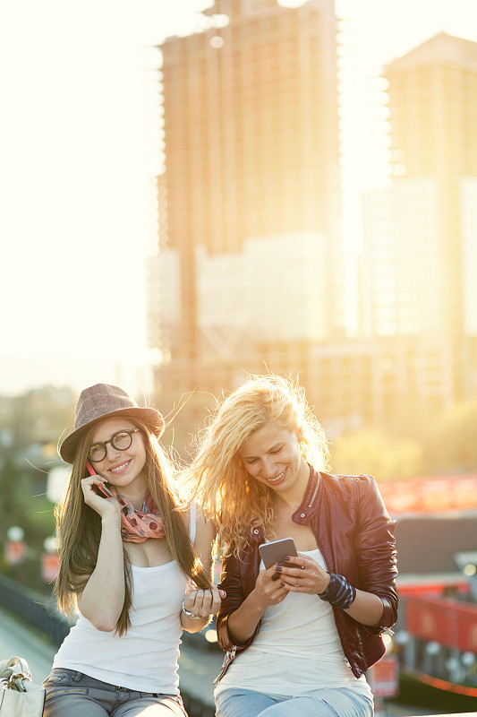 两个女孩在用智能手机图片下载