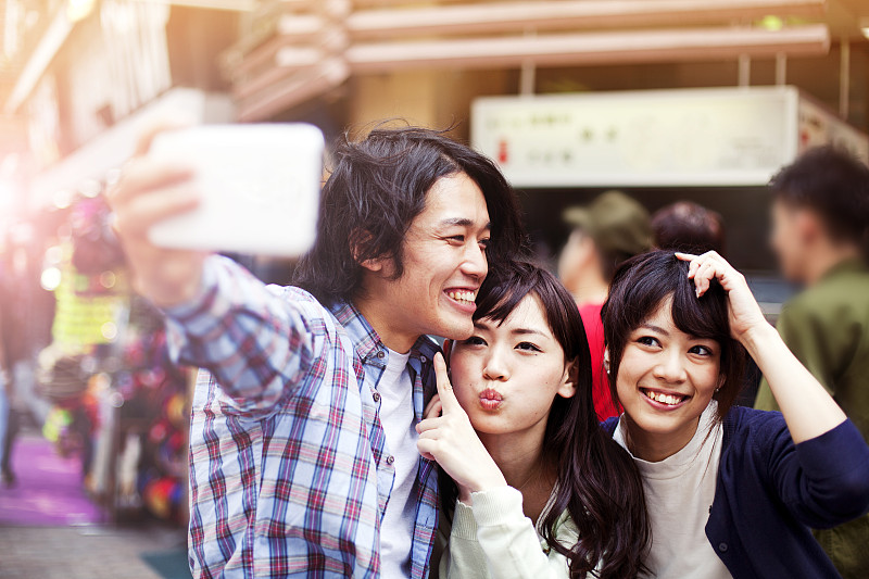 一群日本年轻人在东京自拍，图片下载