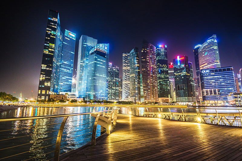 从码头眺望新加坡市中心的夜景图片素材