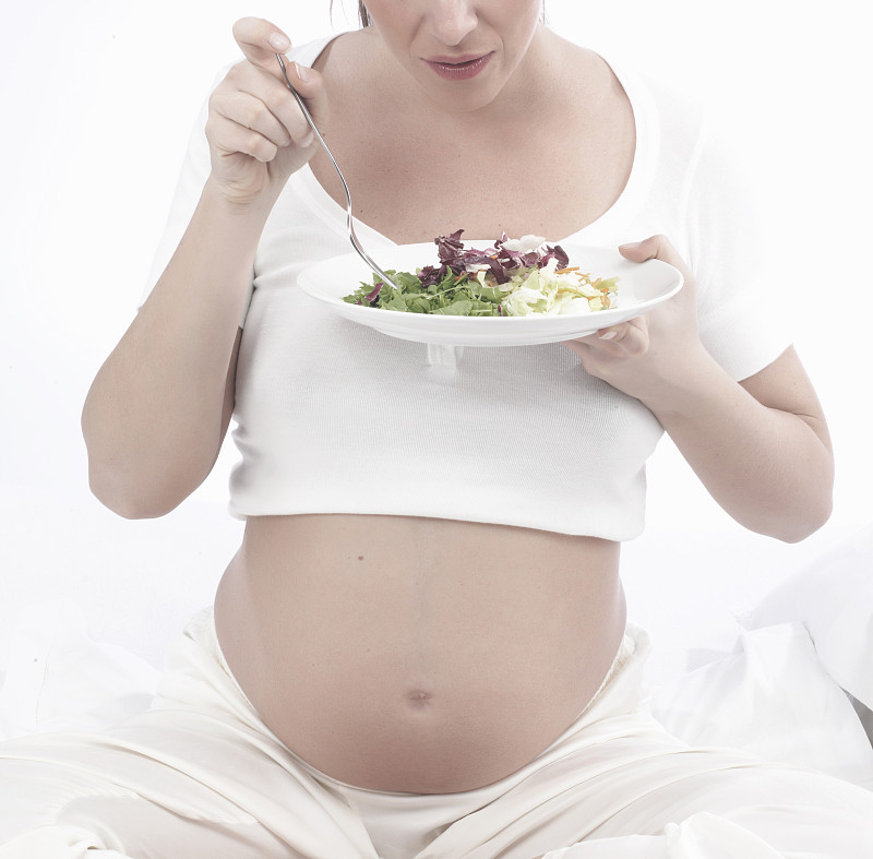 吃沙拉的白人孕妇图片素材