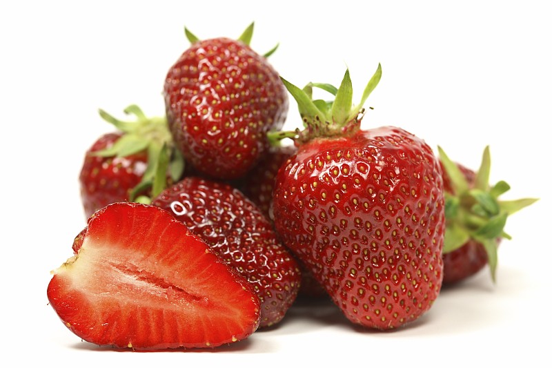 草莓在白图片下载