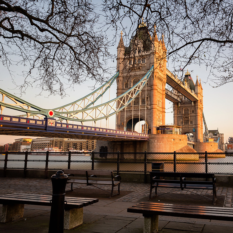 夕阳西下时的伦敦塔桥图片素材