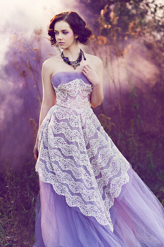 穿着紫色和白色蕾丝连衣裙的女人图片下载