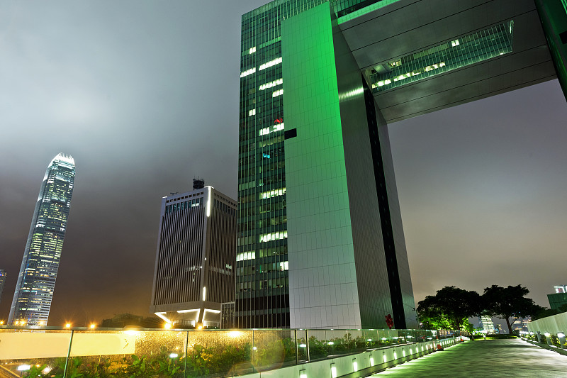 港岛新政府大楼及国际金融中心，夜雨图片素材