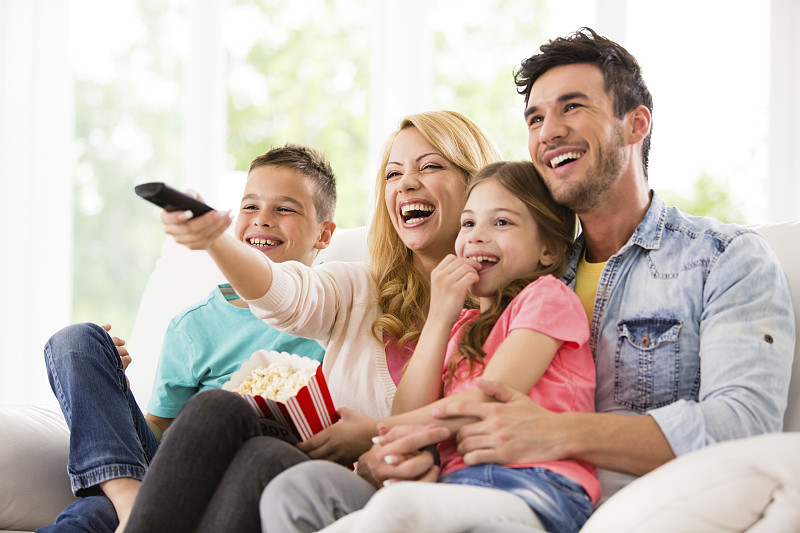 快乐的家庭看电视吃爆米花图片下载