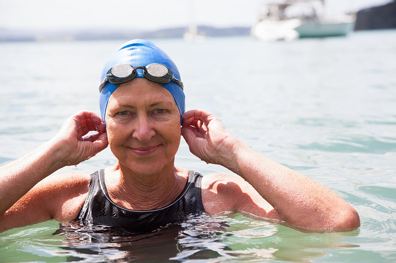 老年女子游泳运动员在海里的肖像图片下载