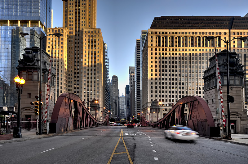 芝加哥市区克拉克街大桥图片素材