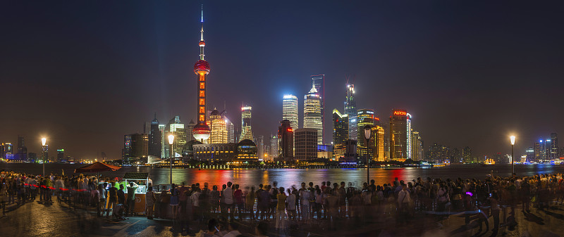 上海人聚集在外滩，俯瞰未来主义的霓虹摩天大楼，中国浦东图片下载