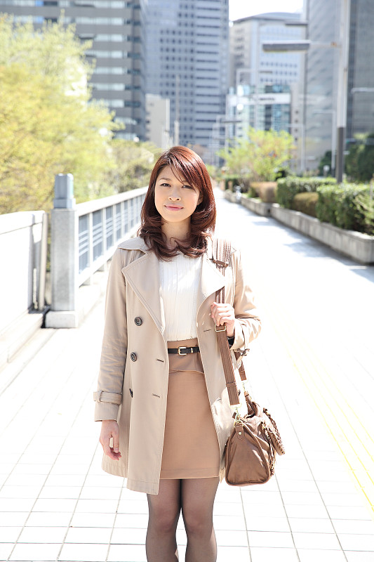 日本女商人站在城市的位置图片下载