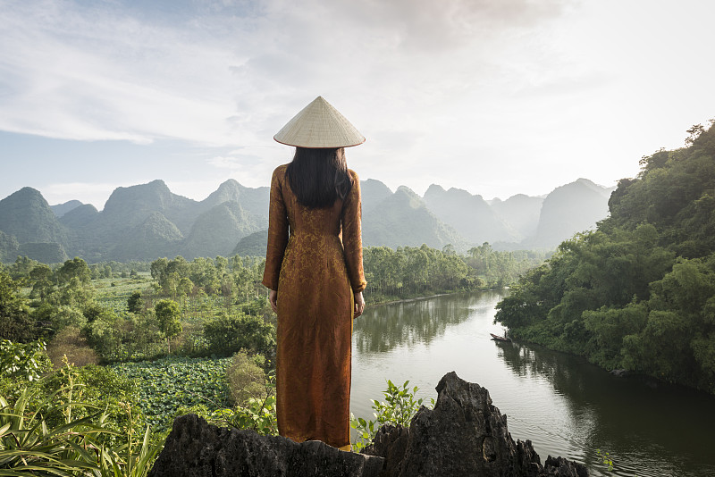 越南女人站在山前的山顶上图片下载