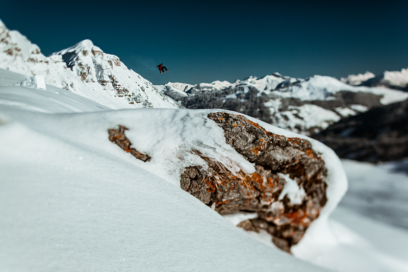 滑雪板运动员做一个巨大的野外跳跃图片下载