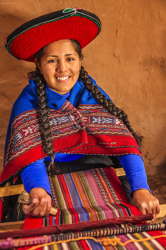 秘鲁妇女在圣谷织布图片下载