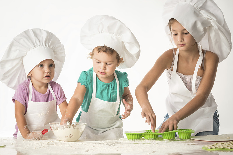 孩子们的乐趣-烹饪馅饼图片素材