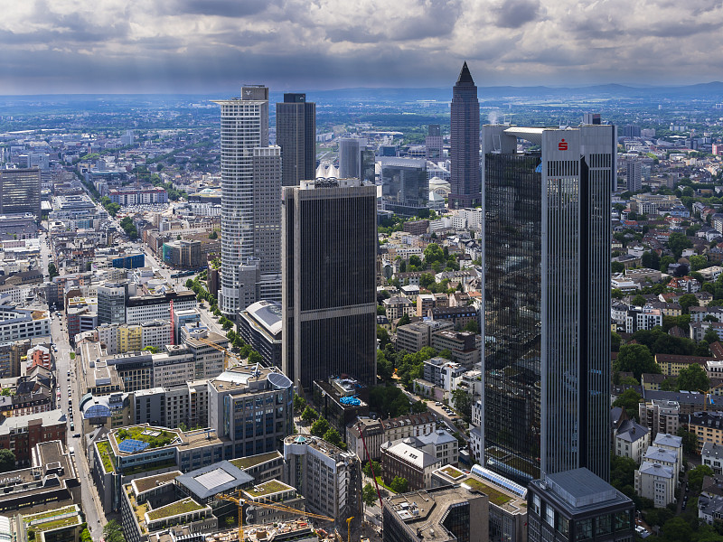 德国，黑森，法兰克福，从上面看摩天大楼和城市图片下载