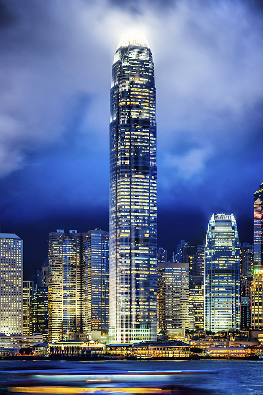 香港国际金融中心两座摩天大楼图片下载