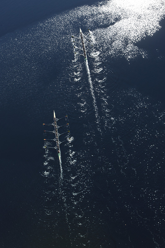两个八人艇在水中的高架视图图片下载