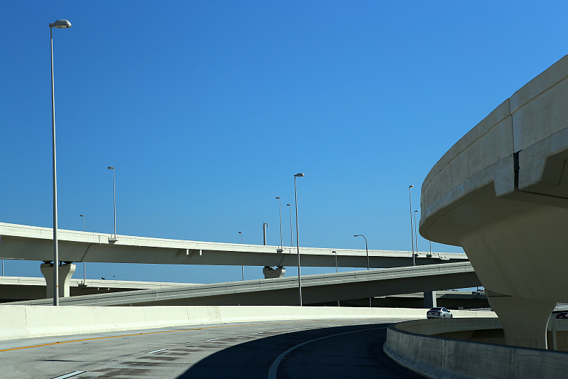 在高速公路立交桥上行驶，接近美国佛罗里达州坦帕市图片下载