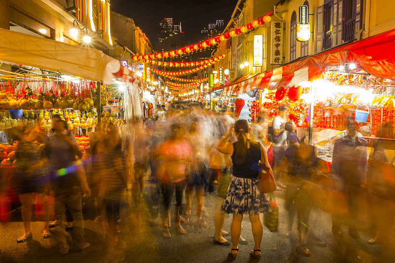 新加坡唐人街晚上的购物街图片素材