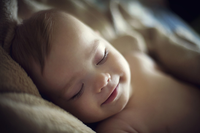 微笑的熟睡的小男孩图片下载