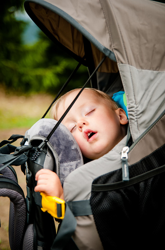 睡在婴儿车里的婴儿图片下载