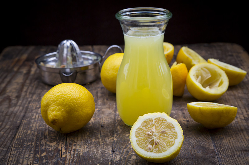 鲜榨柠檬汁，有机柠檬，柠檬挤压器图片素材