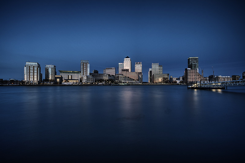 泰晤士河上的闪亮城市图片下载