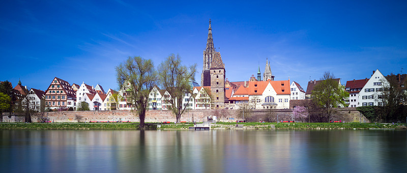 德国，巴登-符腾堡州，乌尔姆和多瑙河上的敏斯特尔姆图片下载