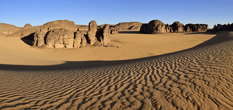 非洲、阿尔及利亚、撒哈拉、塔西利·恩阿杰国家公园、塔德拉特、岩塔和Tiou Tatarene地区的沙丘图片下载