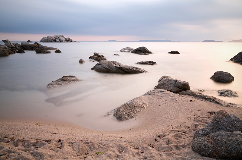 撒丁岛有岩石、悬崖和海滩的海岸线图片下载