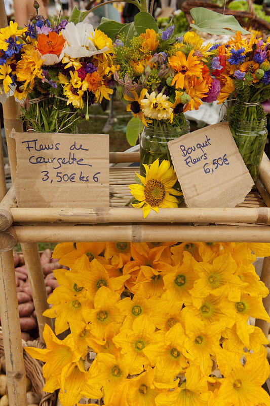 法国，伊西艾克，传统的法国市场摊位上陈列着鲜花图片下载