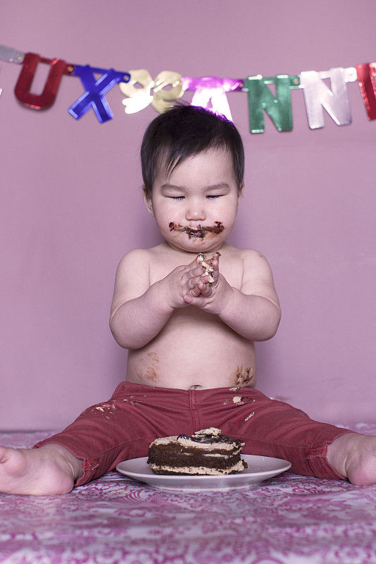 宝宝吃生日蛋糕图片下载