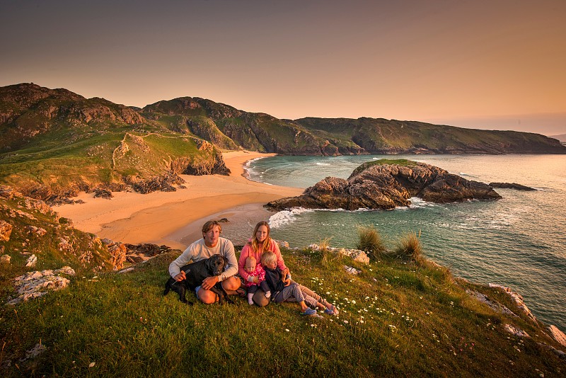 一家人坐在山坡上的肖像，谋杀洞海滩，梅尔莫尔头，爱尔兰图片下载