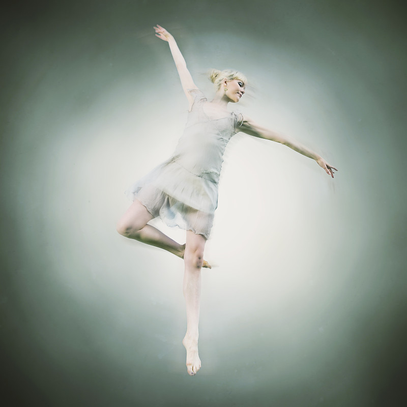 白人芭蕾舞演员在半空中摆姿势图片下载