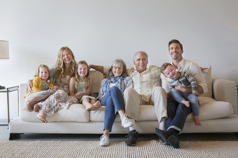 几代白人家庭坐在客厅的沙发上图片下载