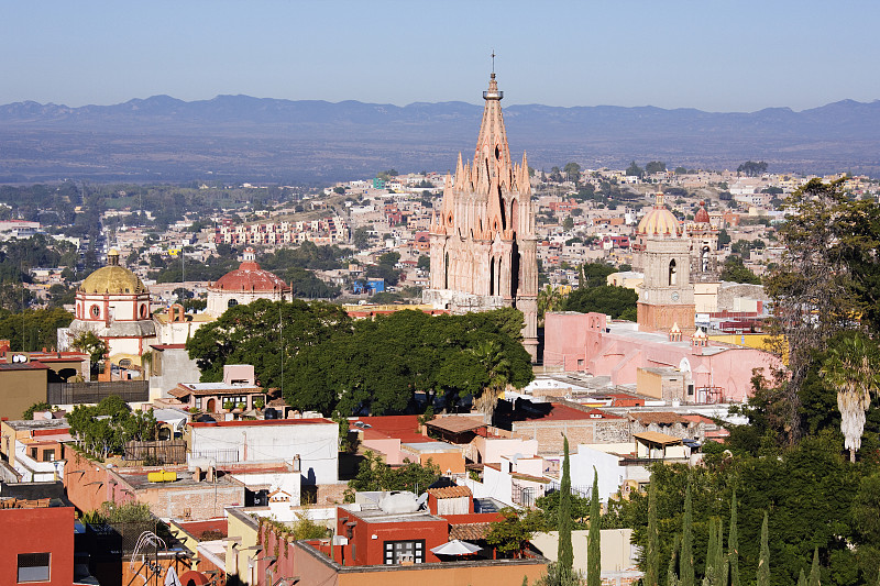鸟瞰圣米格尔德阿连德城市景观教堂，瓜纳华托，墨西哥图片下载