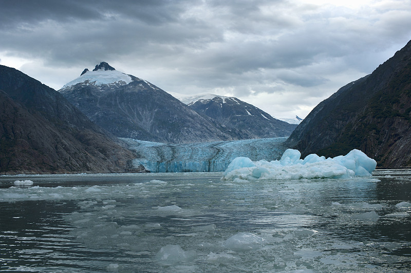玛乔丽冰川前的山脉和冰山。图片下载