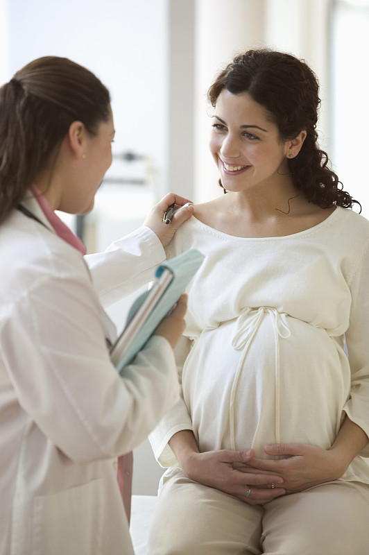 孕妇与产科医生协商图片下载