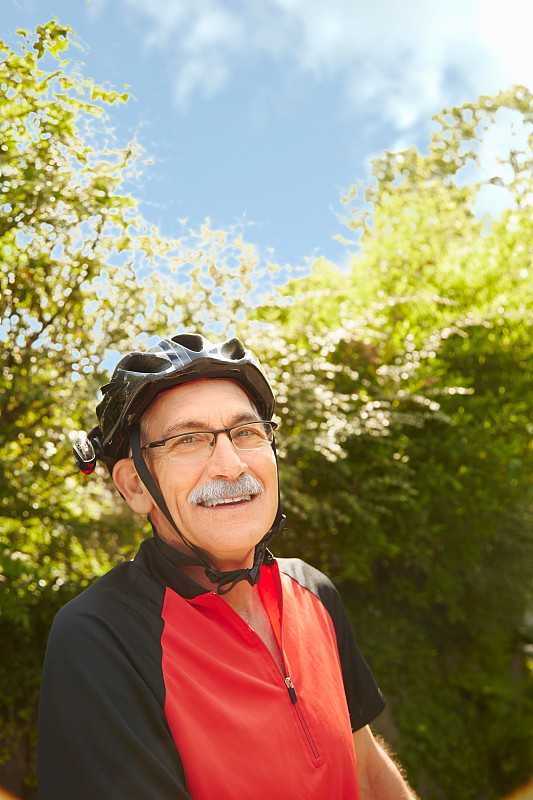 骑自行车的老人的肖像图片下载