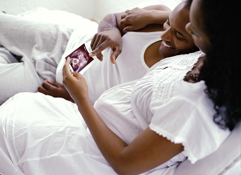 一对夫妇的高角度侧面侧面看他们的宝宝的超声波图片图片下载