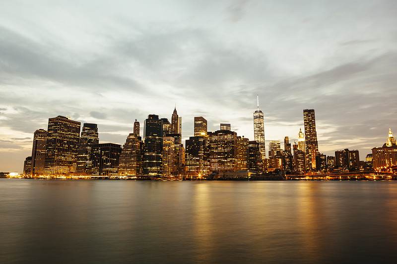 美国，纽约州，纽约市，曼哈顿，天际线和晚上的哈德逊河图片下载