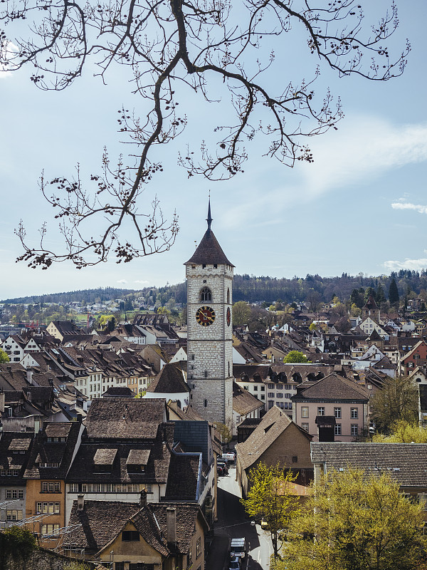瑞士沙夫豪森，可以看到历史悠久的古城圣约翰教堂尖顶图片下载
