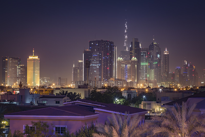 阿拉伯联合酋长国，迪拜，迪拜市中心的天际线在晚上与哈利法塔图片下载