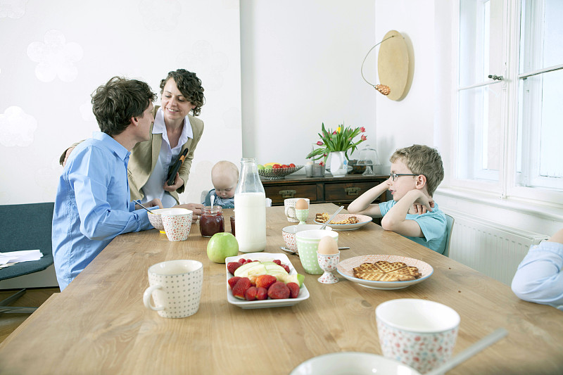 有三个孩子的一家人正在吃早餐图片下载